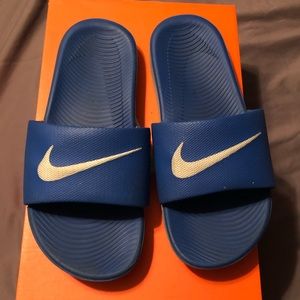 Nike slides, 5Y